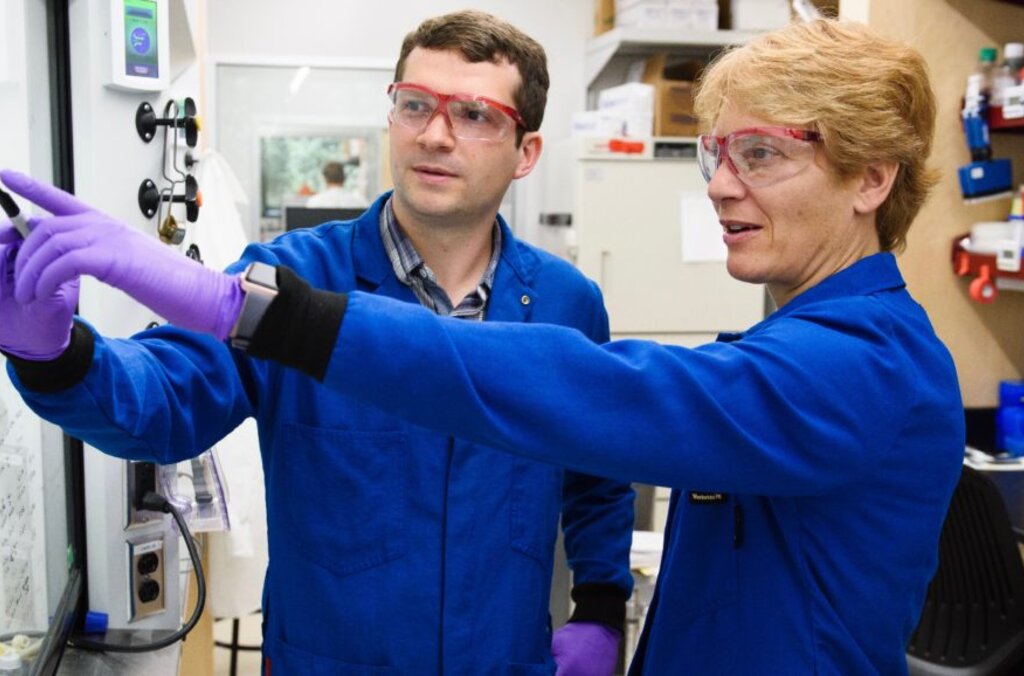 Carolyn Bertozzi in the laboratory.