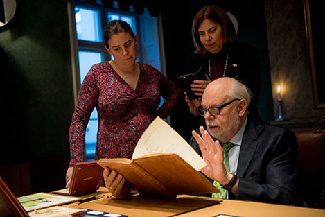Sir J. Fraser Stoddart takes a look in the Nobel Foundation's guest book