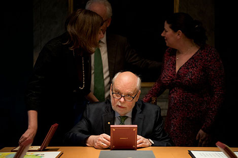 Sir J. Fraser Stoddart takes a closer look at his Nobel Medal during his visit to the Nobel Foundation on 12 December 2016.