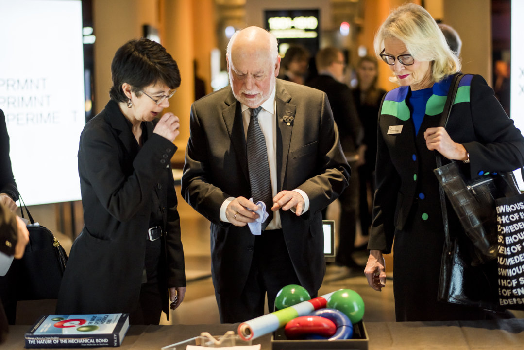 Sir J. Fraser Stoddart presenting his gift to the Nobel Museum