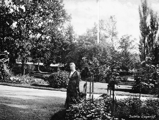 Selma Lagerlöf with her geese