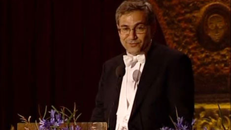 Orhan Pamuk delivering his banquet speech.