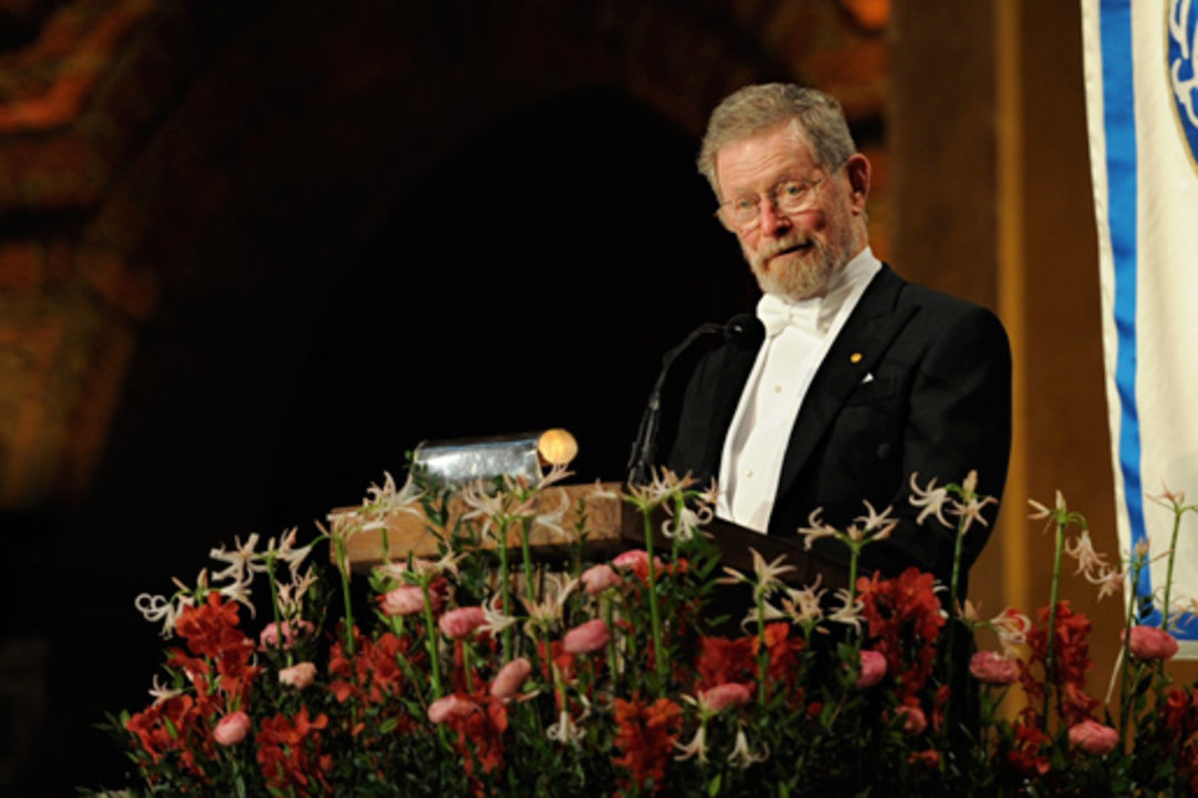 George E. Smith delivers his banquet speech.